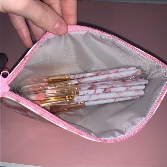 FINAL PRICE DROP  🎉HP🎉 NEW! 12 Makeup Brush Set Marble Pink/White w/ Bag - Picture 2 of 12